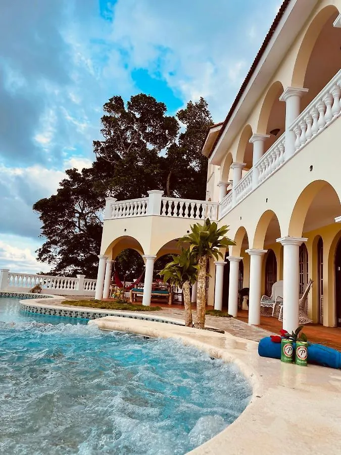 El Castillo Tropical Cabrera